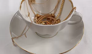 Harga Emas Perhiasan Hari ini, Selasa 2 Desember 2025: Emas 23 Karat Turun di Harga Rp 21.823.000, 24 Karat Berapa?