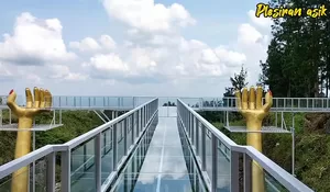 2 Pengunjung Berhasil Selamat Setelah Bergelantungan di Jembatan Kaca The Geong Limpakuwus Banyumas