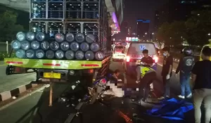 Waspada! Terjadi Kecelakaan Motor Vs Truk Galon di Depan Stasiun LRT Cikoko Jakarta