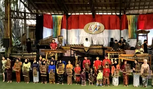 Belajar Main Angklung dengan Peserta Ratusan Orang Setiap Harinya di Saung Mang Udjo Bandung