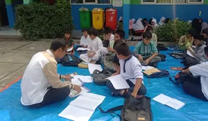 Beralaskan Terpal dan Tanpa Atap, Ini Gambaran Siswa SDN Bojong Jengkol 1 Bogor yang Belajar di Luar Kelas
