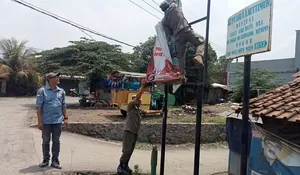 Satpol PP dan Panwaslu Copot Alat Peraga Kampanye Semua Bacaleg