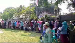 Demi Beras, Warga Rela Antri Sejak Pagi di Kantor Desa Cinangka