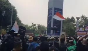 Ribuan Buruh dari Jabodetabek Turun Demo di DPR, Bawa 6 Tuntutan Utama, Simak Isi Tuntutannya!