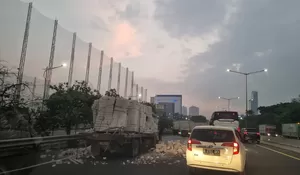 Waspada! Ada Kecelakaan di Tol Janger Arah Tomang Pagi Ini, Banyak Batu Berserakan di Jalan