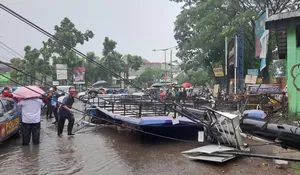 Sibuk Menyiapkan Tenda Dagangannya, Penjual Sate di Kota Bogor Tiba-tiba Ketiban Papan Reklame, Begini Kondisinya