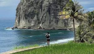 Pantai Pangasan Pacitan, Suguhkan View Hamparan Sawah, Gunung, dan Tebing Purba Raksasa, Emang Boleh Sekeren Ini?