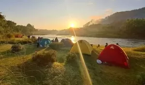 Healing Ke Sini Yuk! Cuman Rp 10 Ribu, Kamu Bisa Rasakan Camping Pinggir Sungai yang Suara Gemericik Airnya Bikin Rileks di Jogja