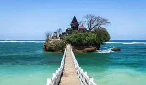 Malang Punya Pantai yang Disebut Kembarannya Tanah Lot Bali, HTM Murah Cuma Rp 20 Ribu tapi Viewnya Gak Ada Lawan