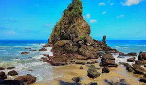 Surga Dunia Low Budget, Cuma Rp 5 Ribu Kamu Bisa Menikmati Pantai Tersembunyi di Kebumen Bak Private Beach dengan View Pegunungan Karst yang Eksotis