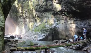 Ga Usah Jauh-Jauh ke Amerika, di Majalengka Ada Curug Ibun Pelangi yang Mirip Grand Canyon HTM Rp 10 Ribu