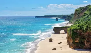 Mau Menikmati Dua Pantai Sekaligus tapi Gratis? Cuma Ada di Tanjung Mareha di Pulau Sumba NTT