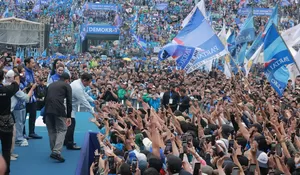 Seru-seruan Joget Bareng Denny Caknan, Prabowo Dapat Hadiah dari Warga saat di Malang