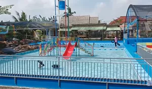 HTM Rp12 Ribu Aja, Berenang di Kolam Renang Banjar Jawa Barat yang Punya Air Jernih Saung Besar Mini Zoo dan Ada Spot Foto Instagrammable