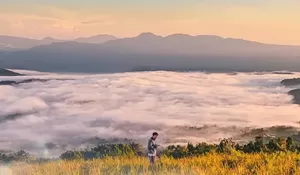 Gak Nyangka! Pemandangan Secakep Ini HTM-nya Gratis, Kuy Liburan ke Puncak Peuyeum yang Suguhkan View Lautan Awan dan Gunung Menakjubkan di Sukabumi
