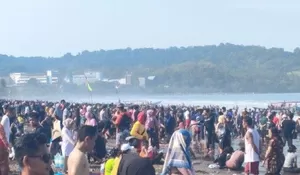 Membludak! Pantai Pangandaran Dipadati 100 Ribu Lebih Pengunjung Saat Hari Libur Lebaran 2024