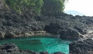 Byurrr! Pantai Bias Tugel di Bali Ternyata Punya Laguna Jernih Berwarna Hijau Kebiru-biruan yang Nyegerin Banget, Tiket Masuknya Cuma Goceng Guys