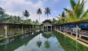 Duh, Segernya! HTM Rp15 Ribuan Berendam di Wisata Air Sebening Kaca Cukup 3 Jam dari Jakarta, Spot Menyegarkan di Tengah Cuaca Panas Loh! 