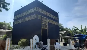 Info Haji Jalur Cepat? Viral Ada Bangunan 'Ka'bah' di Pemukiman Warga Pati