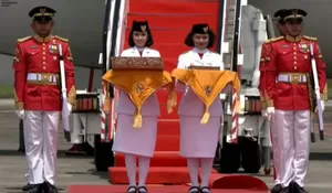 Rombongan Kirab Tiba di Bandara Balikpapan, Naila dan Lilly Pangku Bendera Merah Putih dan Teks Proklamasi di Mobil Rantis