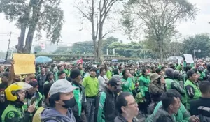 Ribuan Ojol Gelar Aksi Demo di Depan Gedung Kemenaker Tuntut Minta THR Uang Bukan Bahan Pokok