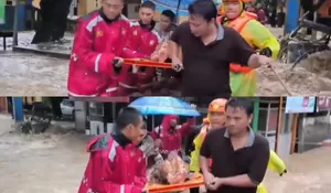 Sukabumi Dikepung Banjir, Tim SAR Evakuasi 24 Korban Terjebak Banjir di Puskesmas