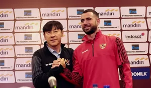 Unggah Foto Bareng Pelatih Timnas Kesayangan, Jordi Amat Tulis Pesan Menyentuh untuk Shin Tae-yong