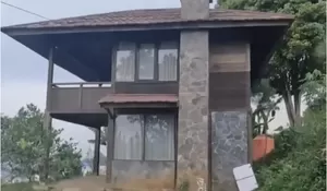 Padahal Vibesnya Asri Banget, Rumah Mewah Ini Malah Dibiarkan Terbengkalai oleh Anjasmara