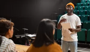 Takut Tampil di Depan Umum? Simak 8 Cara Ampuh Keterampilan Berbicara untuk Atasi Demam Panggung