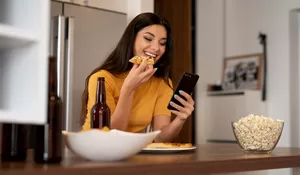 Jangan Dibiasakan Makan Sambil Bermain Ponsel, Terlalu Sering Bisa Picu Masalah Kesehatan Serius Ini