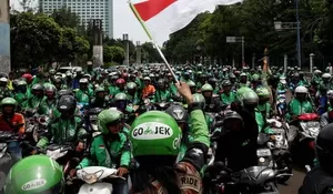 Aksi Demo Minta THR di Depan Gedung Kemenaker, Ratusan Ojol Ciut Suara Usai Dapat Ancaman: Mereka akan Diputus Mitra