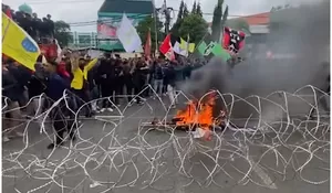 Aksi Demo 'Indonesia Gelap' di DPRD Jatim Berujung Ricuh, Polisi Amankan Lima Mahasiswa