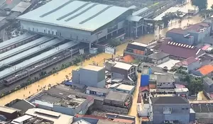 Gawat! Stasiun Bekasi Terendam Banjir, Lift Eskalator Tidak Berfungsi Karena Mati Listrik