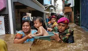 Gunakan Perahu Karet Hingga Baskom, Marinir TNI AL Kerahkan Tim Evakuasi Warga Terdampak Banjir Bekasi