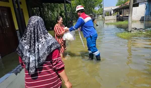 PGN Salurkan Paket Sembako, Bantu Warga Pulih Pasca Banjir di Bekasi