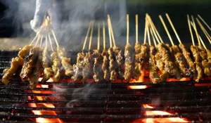 Begini Cara Menghirup Asap Sate di Jalanan Saat Berburu Takjil Agar Tidak Membatalkan Puasa