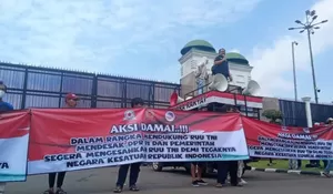 Curiga Massa Bayaran, Aksi Demonstran Pro RUU TNI di Depan Gedung DPR Tuai Sorotan Warganet