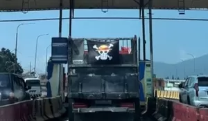 Semakin Gempar! Sopir Truk Ramai-Ramai Kibarkan Bendera One Piece di Kendaraannya Jelang HUT RI