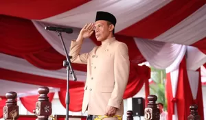 Wakil Bupati Bogor Jaro Ade Pimpin Upacara Penurunan Bendera Merah Putih di Lapangan Tegar Beriman