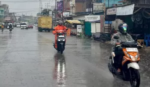Bikers Jangan Ngebut! Ini 6 Langkah Aman Berkendara di Jalan Saat Gerimis, Lebih Berbahaya Dibanding Hujan 