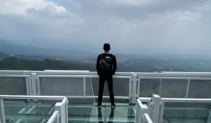 HTM Cuma Rp15 Ribu! Wisata Alam Bukit Manik Indonesia Sajikan Sensasi Berdiri di Atas Jembatan Kaca dengan Panorama Bogor yang Memukau