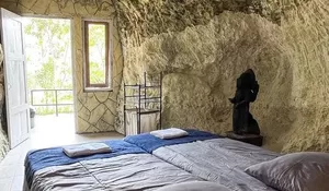 Liburan Serasa di Zaman Batu, Menginap di Paleo Stone Age Fantasy Cocok untuk Kamu yang Cari Wisata Anti Mainstream di Jogja