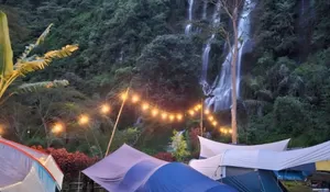 Hidden Gem di Bandung! Bisa Camping Langsung Menghadap ke Tiga Aliran Air Curug Cantik ini