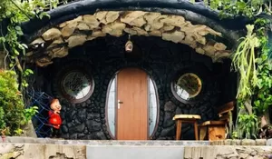 Berasa di Negeri Dongeng! Yuk Ajak si Kecil Menginap di Seruni Hotel Hobbit House Puncak, Dijamin Betah Deh!