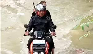 Motor Listrik Takut Air Dibantah Pabrikan, Ini Batas Aman Lewati Genangan dan Cara Ngecas Baterai Graven yang Anti Rewel!