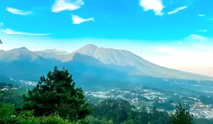Camping dengan Trek 10 Menit Udah Dapet Triple View Gunung Langsung di Depan Tenda