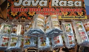 Dengan Sentuhan Tangan Warga Lokal Batu: Membuat Pasar Apung Dihidupkan Lewat Ragam Oleh-Oleh