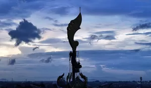 Rudy Susmanto Lengkapi Tugu Pancakarsa dengan Kujang Emas Raksasa Setinggi 14 Meter