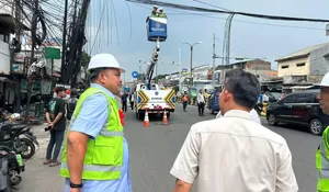 Demi Kenyamanan Warga, Rudy Susmanto Awasi Penataan Kabel Fiber Optik di Sejumlah Titik Strategis