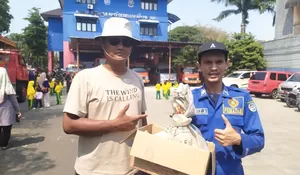 Melihat Kesigapan Warga RT7/2 Tirtajaya, Tangkap Ular 2 Meter, Langsung Serahkan ke Damkar Kota Depok